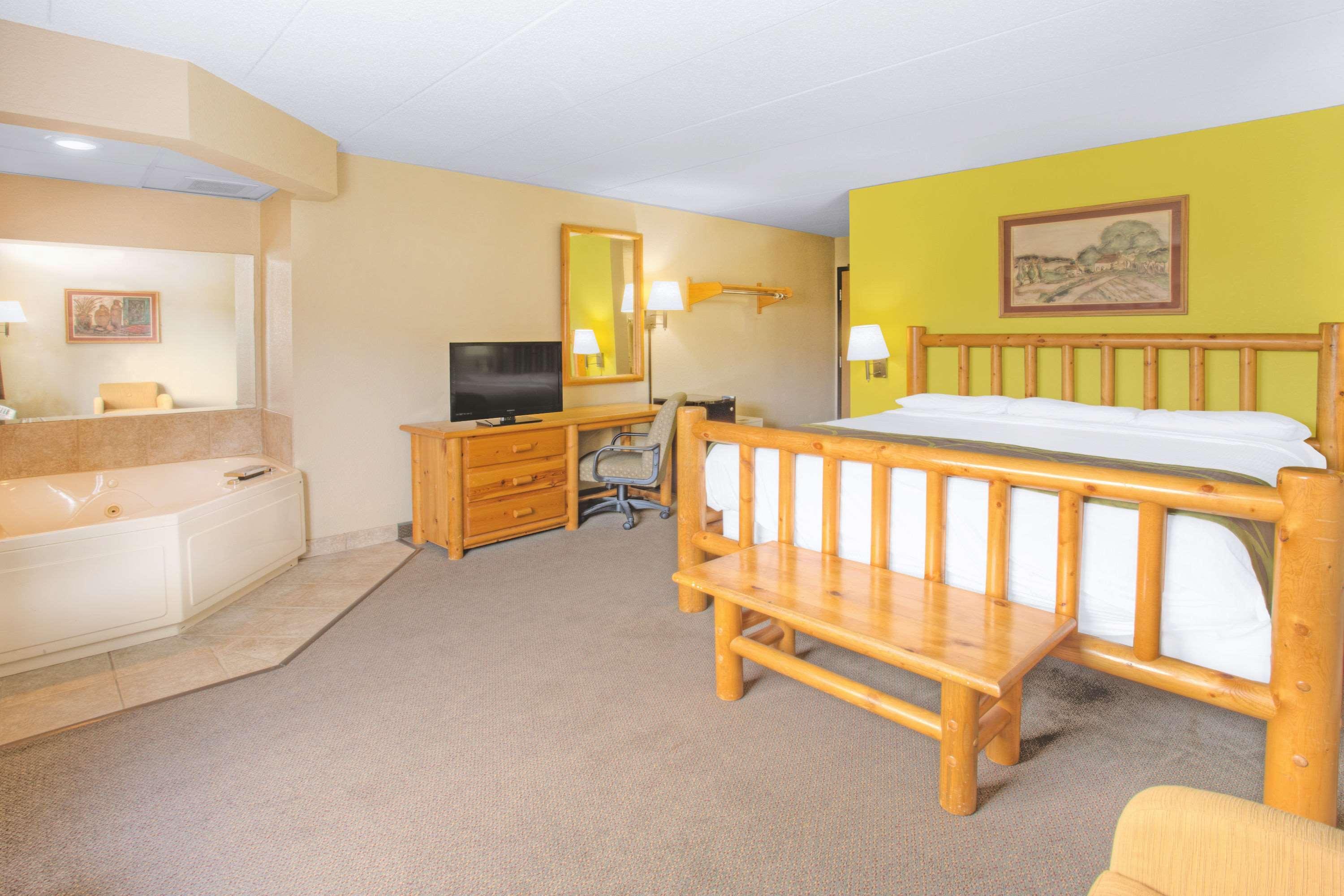 Super 8 by Wyndham Davenport Hotell Eksteriør bilde
